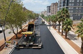 Kavurucu sıcaklarda asfalt işçilerinin zorlu mesaisi