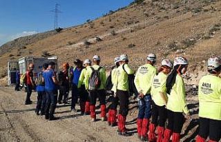 Kayıp olarak aranan genç ağaç altında uyurken...