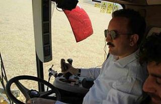 Kaymakam Bayram biçerdöverle hasat yaptı