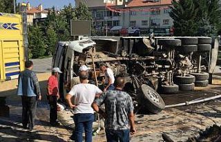 Kayseri’de faciadan dönüldü: Freni paylayan kamyon...