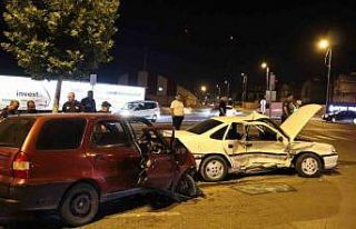Kayseri’de otomobiller çarpıştı: 1’i ağır...