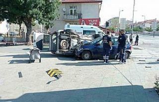 Kaza sonrası hafif ticari araç yan yattı: 2 yaralı