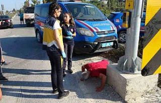 Kaza yapan alkollü sürücü jandarma ve sağlıkçıları...