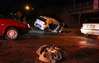 Kaza yapan araç alev alev yandı: Araçta sıkışan...