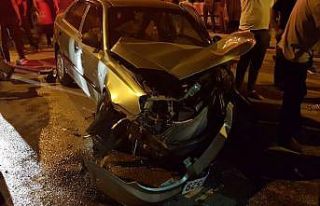 Kaza yapan otomobilde sıkışan sürücüyü itfaiye...