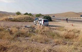 Kaza yapan otomobildeki anne ile çocuğunu ölüm...