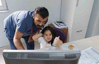 Kazada yaralanan kız çocuğuna doktor şefkati