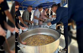 Kazanda hazırlanan aşure vatandaşlara dağıtıldı