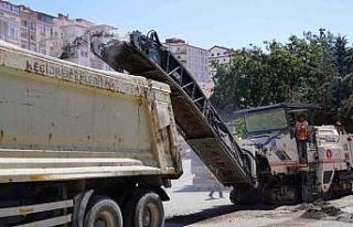 Keçiören’in sokakları sıcak asfaltla yenileniyor