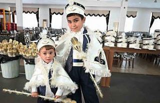 Kemer’de sünnet çocuklarının kıyafetleri dağıtılıyor