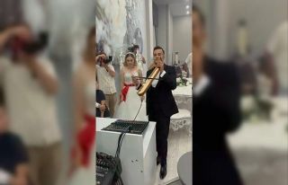 Kendi düğününde hem kemençe çaldı hem de oynadı