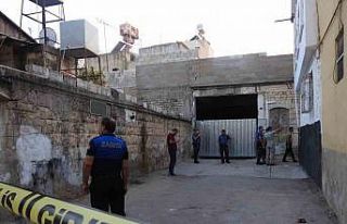 Kilis’te ağır hasarlı 2 katlı binanın duvarı...