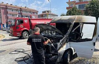 Kırklareli’nde park halindeki araç alev aldı