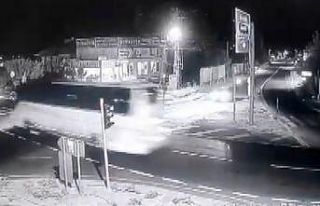 Kırmızı ışıkta geçen otobüsün çaptığı...