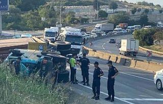 Kocaeli’de devrilen tırdan fırlayan sürücü...