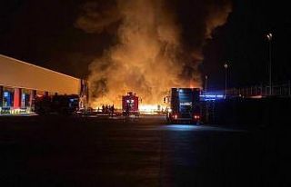 Kocaeli’de zincir marketin deposunda büyük yangın