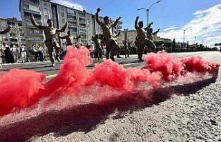 Komandolardan cadde ortasında zeybek gösterisi