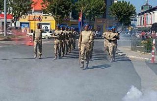 Komandoların silahlarıyla yaptığı gösteri coşkuyla...