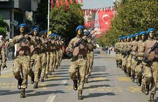 Komandoların tüfekli gösterileri izleyenleri mest...