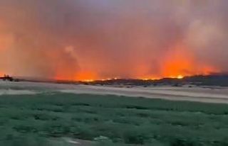 Komşudaki yangın rüzgarın etkisiyle yayılmaya...
