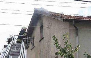 Konserve pişirmek için yakılan ateş çatıda yangın...