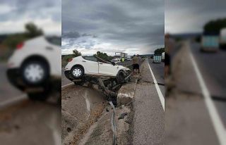 Kontrolden çıkan araç refüje girdi: 3 yaralı