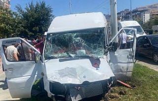 Kontrolden çıkan minibüs refüje çarptı: 8 yaralı