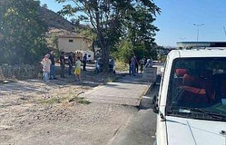 Kontrolden çıkan otomobil ağaca çarparak durabildi:...