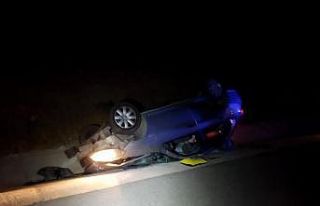 Kontrolden çıkan otomobil bariyerlere çarptı:...