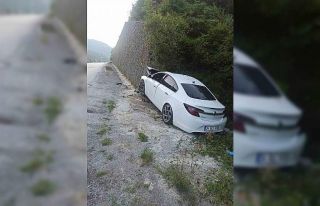 Kontrolden çıkan otomobil duvara çarptı