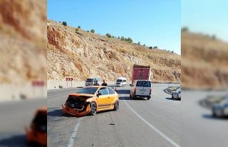 Kontrolden çıkan otomobil istinat duvarına çarptı:...