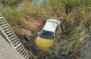 Kontrolden çıkan otomobil köprüden göle düştü