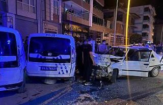 Kontrolden çıkan otomobil park halindeki polis otosuna...