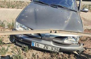 Kontrolden çıkan otomobil refüje daldı