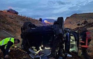 Kontrolden çıkan otomobil şarampole yuvarlandı:...