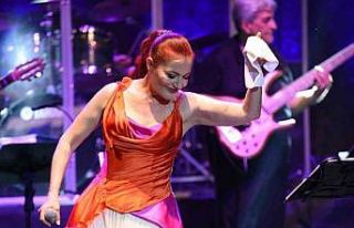 Konyaaltı’nda zafer coşkusu Candan Erçetin’le...