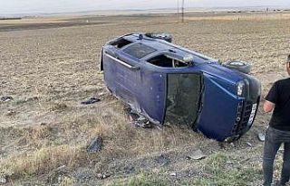 Konya’da lastiği patlayan otomobil takla attı:...