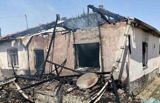 Konya’da yangında çocuklarını dışarı çıkarmaya...