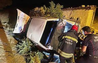 Konya’da yoldan çıkan otomobil bahçe duvarına...