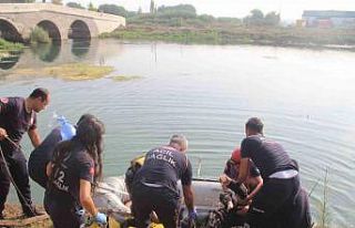 Köprüden çaya düşüp çayın ortasından bitkin...