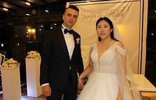 Koreli Yoojin kalbini Türk askeri Haluk’a kaptırdı