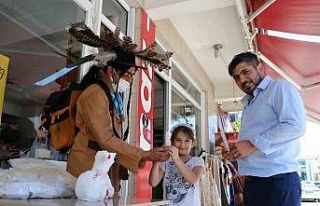 Kovboy kılığında tulum peyniri ikramı