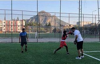 Kozanlı şampiyon boksör Azra Nur Çetin Avrupa...