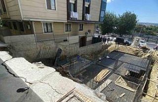 Küçükçekmece’de inşaatın temel kazısı sırasında...