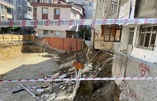 Küçükçekmece’de istinat duvarı çöktü, 2...