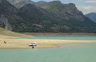 Kuraklığın vurduğu Kozan Barajı havadan görüntülendi