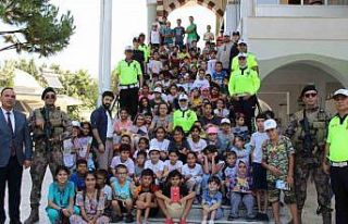 Kuran kursu öğrencileri hem trafik kurallarını...