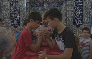 Kur’an kursuna gelen çocuklar için bilek güreşi...