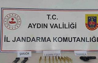 Kuşadası’nda bir evde ruhsatsız silah ele geçirildi