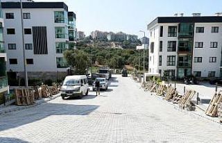 Kuşadası’nda yol çalışmaları deva ediyor